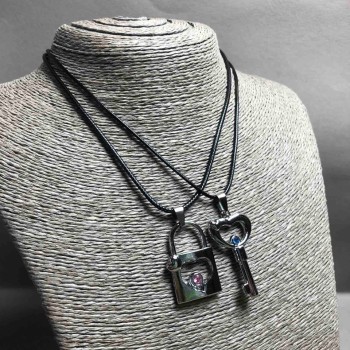 Парни медальони «Ключ и Заключалка», сребрист метал, син и розов кристал 45x30 мм + -, дължина 45–50 см