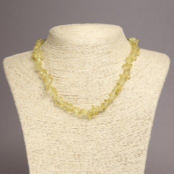 Намисто от розово тониран кварц, късчета, диаметър 6–8 мм, дължина 45 см, на удължителен синджир