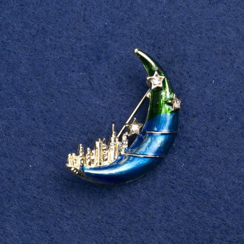 Брошка «Месец» златист метал, емал и стрази 37×28 мм +