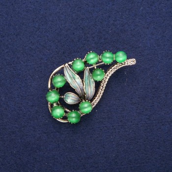 Брошка Клонче със зелено котешко око и емал, златист метал 28х52 мм