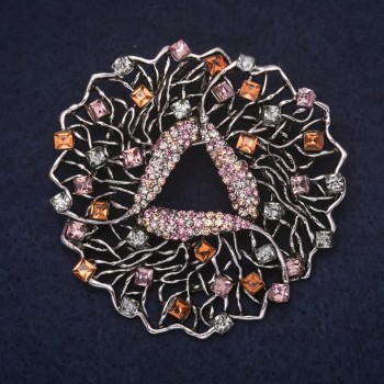 Брошка Акцент 53×53 мм, кристали в синьо, жълто и лилаво; метал сребрист