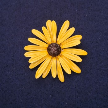 Брошка Цвете лайка с емал жълт цвят 40 мм златист метал