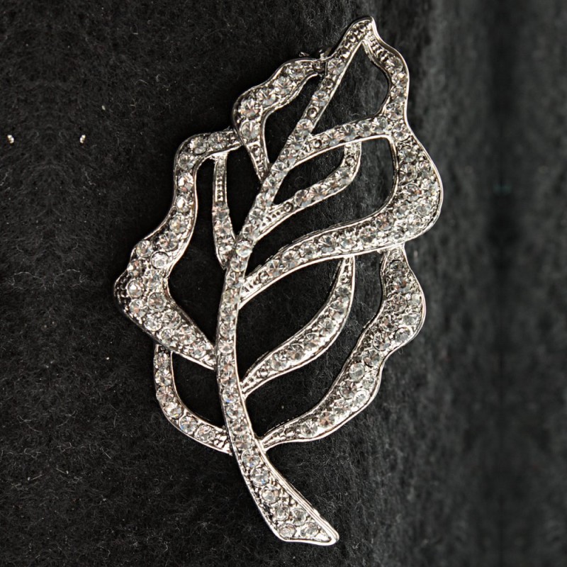 (35/60 мм) Брошка светъл метал Листче със кристали