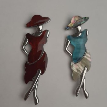 Брошка Дама с перламутър и халиотит 80×30 мм +