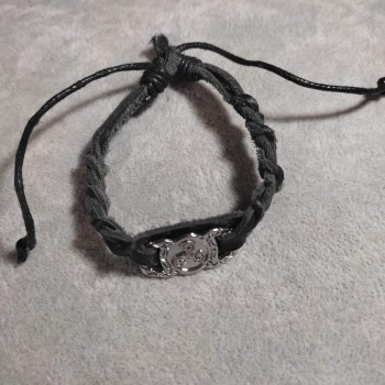 Гривна с метална вложка Асортимент, дължина 18–22 см, дебелина 10 мм, еко кожа, цвят черен, с регулируемо закопчаване