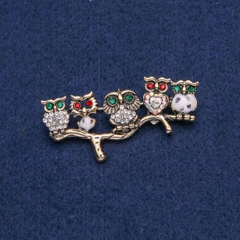 Брошка във форма на сова от златист метал със стрази в бели, хамелеонови, червени и зелени нюанси и халцедон 52×33 мм