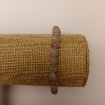 Еластична гривна от тониран кварц (изкуствен акрил), сиви гладки топчета, диаметър около 6,5 мм, дължина 18 см.