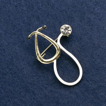 Брошка Стетоскоп — бял емайл, с бял камък, златист метал 43×29 мм