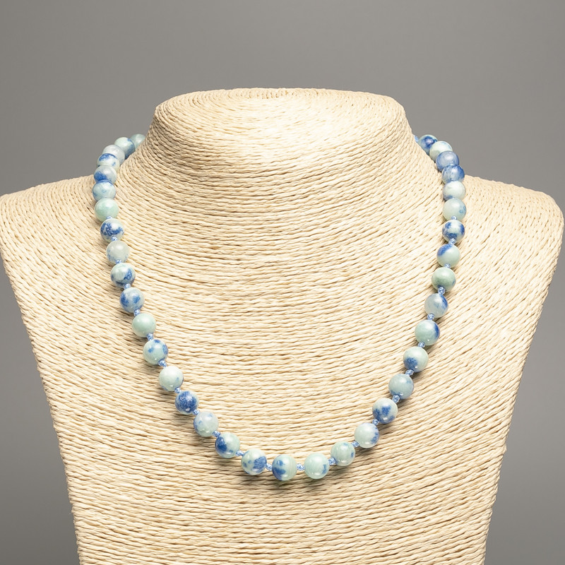 Огърлица „Барви на лятото“ със синьо-небесни гладки мънисти, диаметър около 8 мм, дължина около 50 см, от синтетичен бял нефрит (синтетично боядисан)