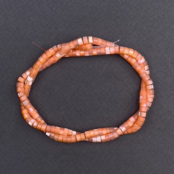 Тонирани мъниста от перлено прасковено, дискова форма, диаметър около 4 мм и дебелина 2 мм, дължина 40 см, на конец