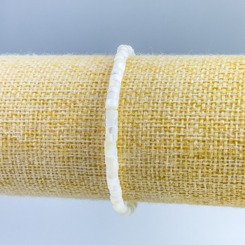 Браслет от тониран бял перламутър, шайби, диаметър 4×2 мм, дължина 18 см (еластичен)