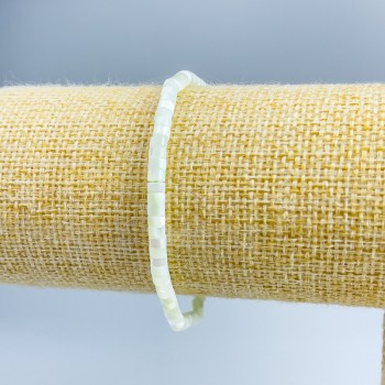 Браслет от перламутър, тониран в ментов оттенък, шайби диаметър 4×2 мм, дължина 18 см (еластична основа)