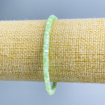 Гривна от перламутър, тонирана светло-зелена шайба, диаметър 4×2 мм, дължина 18 см (еластична)