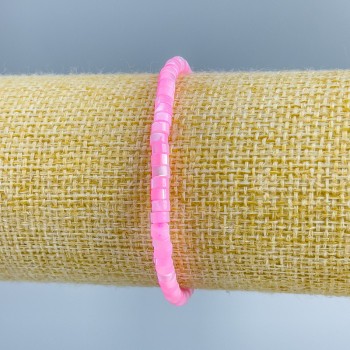 Гривна от розово тониран перламутър, шайби диаметър 4×2 мм, дължина 18 см (еластична)