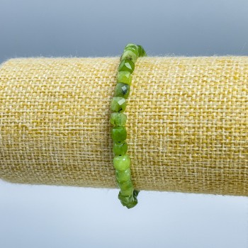 Гривна от канадски жадеит, естествен камък, гранен кубик, размер 5x5 мм, дължина 18 см (еластична основа)