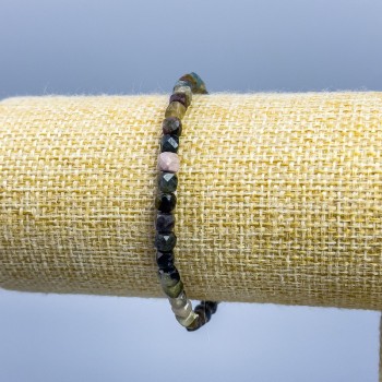 Гривна от турмалин естествен камък, гранени кубчета, диаметър 4×4 мм, дължина 18 см (еластична)