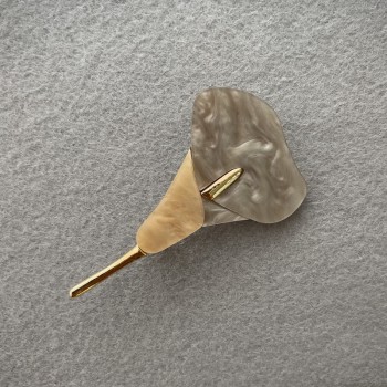 Брошка Цвете на Кали със сив и бял перламутър, златист метал 76×44 мм+