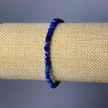 Гривна лазурит от естествен камък, гранени кубчета, диаметър около 4 мм, дължина 18 см (еластична)
