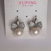 Сережки Xuping с бяла мъниста Майорка и бели кристали, диаметър 10 мм, дължина 19 мм, родийно покритие