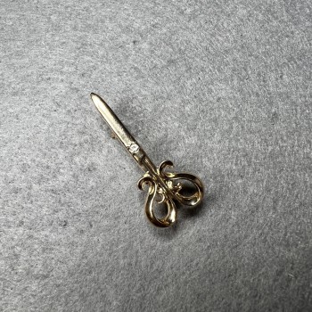 Брошка ножици бял кристал златист метал 15×34 мм