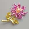 Брошка-медальон „Хризантема“ жълта, малинова и бяла матова емал, бяла мъниста, златист метал 40х61мм