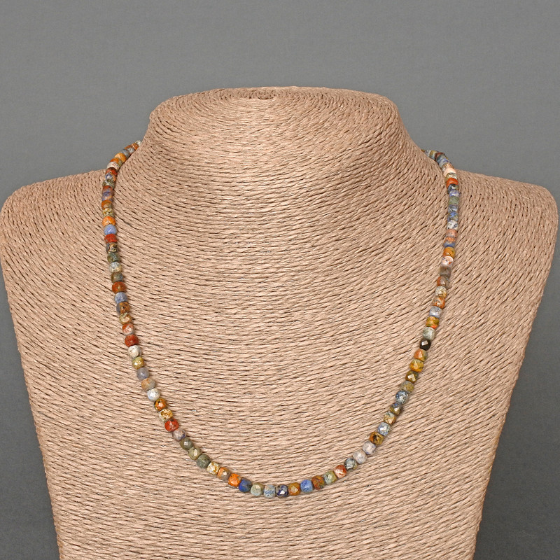 Огърлица от содалит — естествен камък, грановани кубчета, диаметър около 4 мм, дължина 48 см