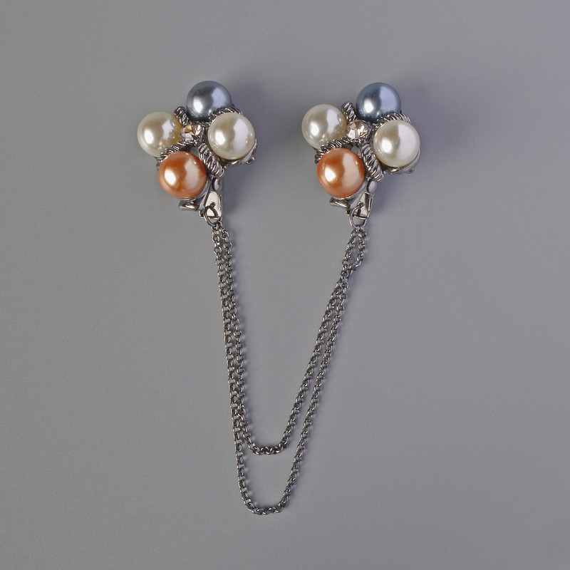 Брошка за кардигани Акцент бели, жълти, сиви мъниста, сребрист метал 22 мм, синджир 12 см