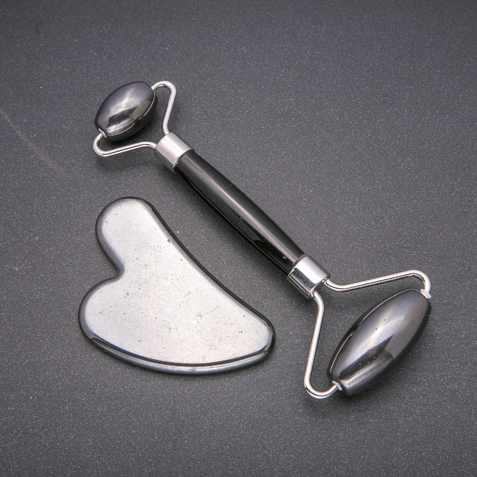 Комплект масажери от естествен камък: хематит роликови масажери (дължина около 14 см) + Гуа Ша (5×8 см приблизително), сребрист метал