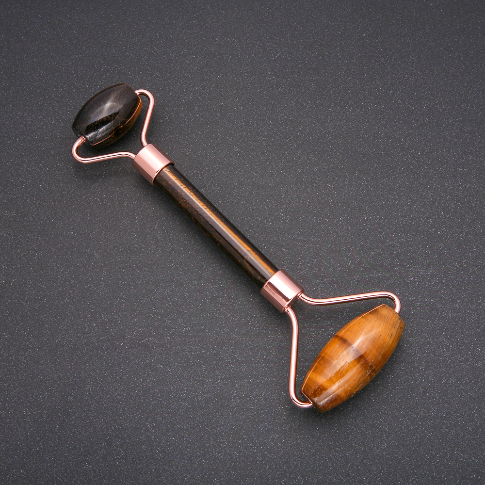 Роликов масажор от камък тигрово око, златист метал, дължина 14,5 мм