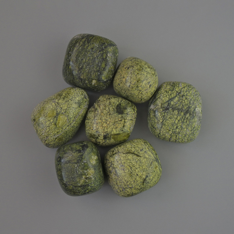 Сувенирен естествен камък Серпентин галтован, диаметър 22×20 мм (+-) опаковка 100 г