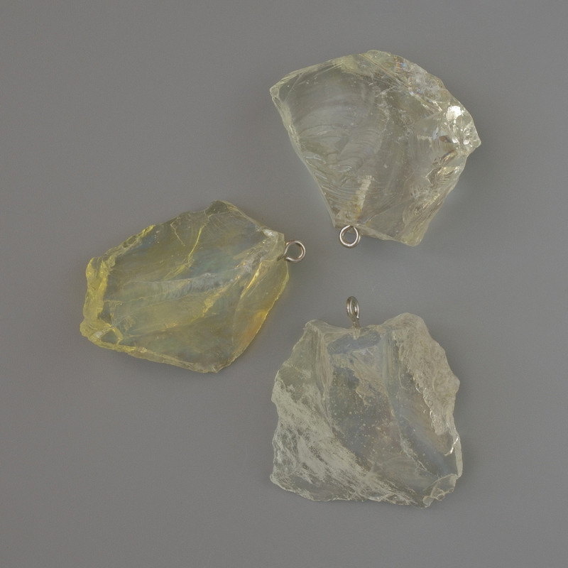 Висулка от необработен лунен камък — диаметър 38х19 до 38х31 мм +/- асортимент