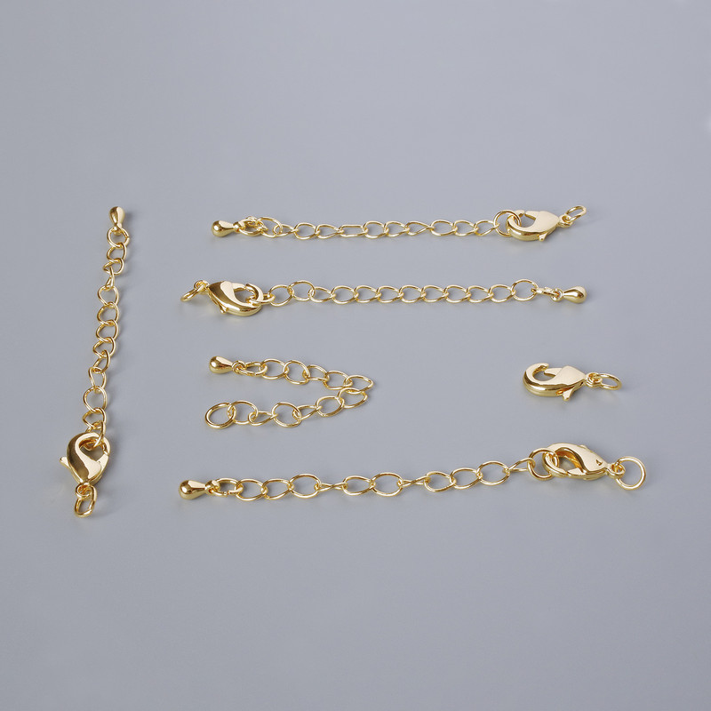 Фурнитура: закопчалка карабин, диаметър 12×6 мм, с удължителна верижка, дължина 5,5 см, златист цвят на метала, 1 бр