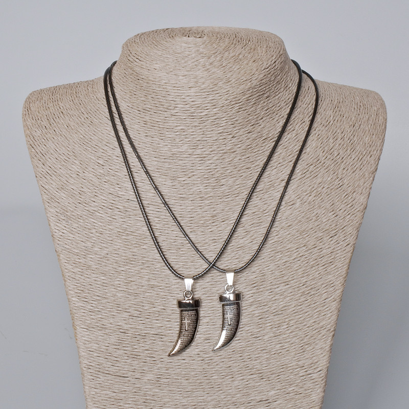 Двойни медальони «Икло» с черна емал и сребрист метал 35×12 мм+, дължина 45–50 см+