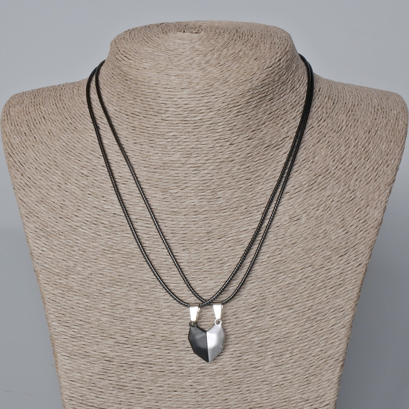 Двойни висулки «Сърце» на магнит, черна и сива матова емал 20,5х17,5 мм + -, дължина 45-50 см+