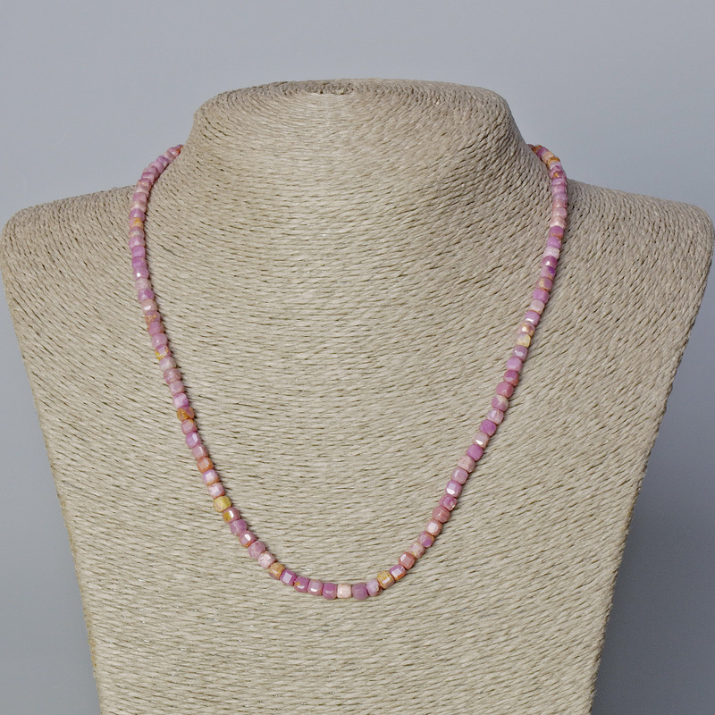 Мънисто от фосфосидерит, естествен камък, грановани кубчета, диаметър около 4 мм, дължина 45–48 см