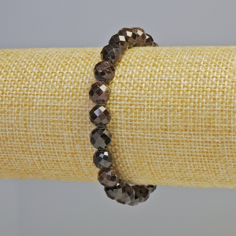 Гривна от натурален гранат, грановани топчета диаметър около 8 мм, дължина 18 см (еластична основа)