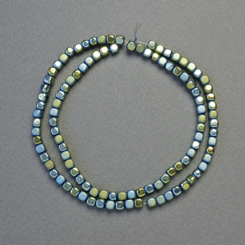 Мъниста хематит кубчета със зелено хамелеонов оттенък, матови и лъскави, диаметър 4×4 мм ±, дължина 40 см ±