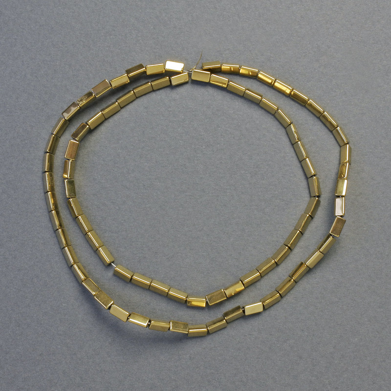 Хематитови мъниста с триъгълна форма златист цвят, диаметър 5×2 мм, дължина около 42 см