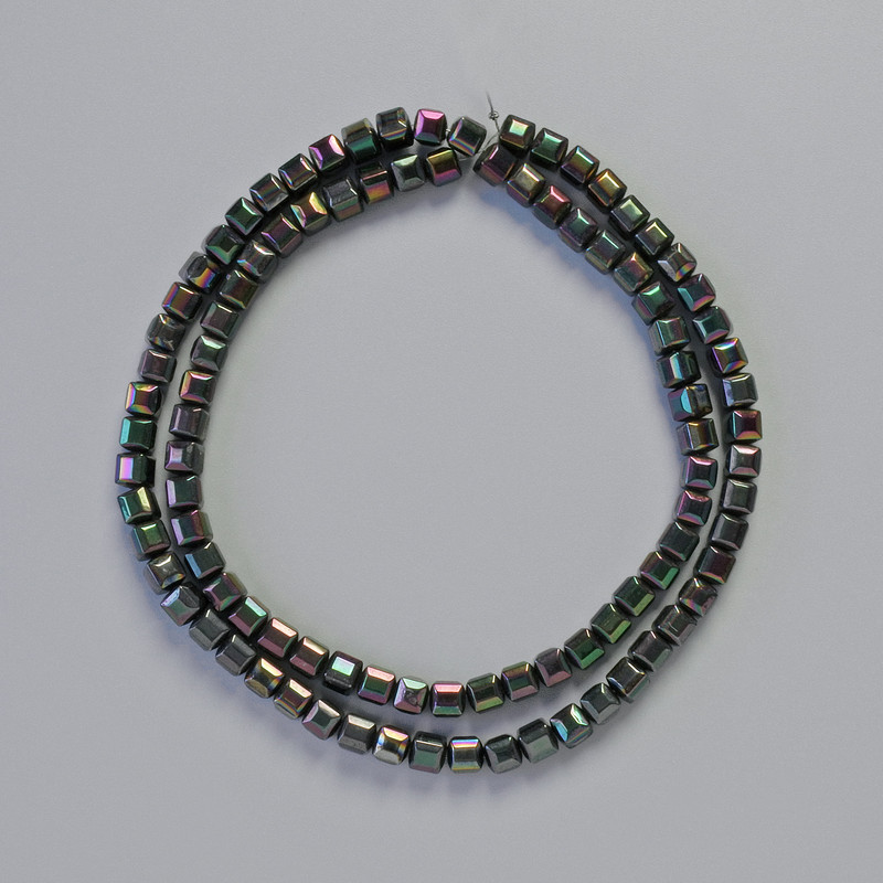 Хематитови мъниста кубчета, цвят бензиново черен, диаметър 4×4 мм, дължина около 40 см — низка