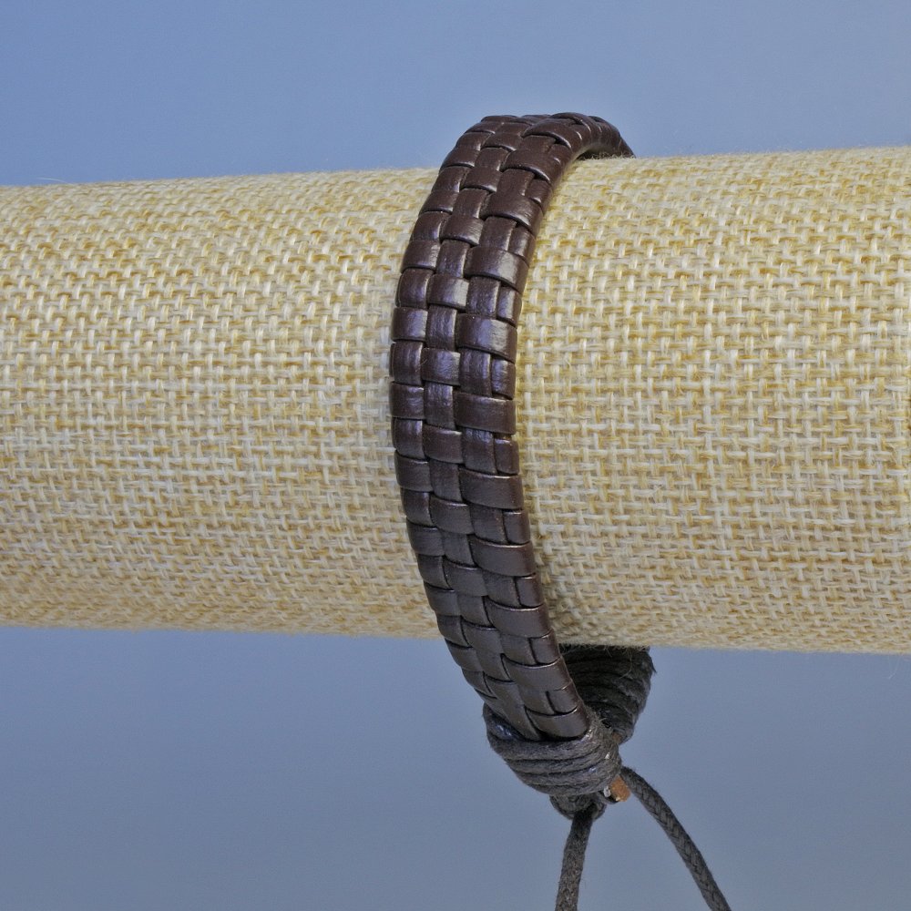 Мъжка гривна от кафява еко кожа с регулируем обхват 18–24 см