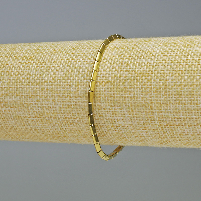 Гривна от гематит с триъгълна форма в златист цвят, диаметър 5х2 мм, дължина 18 см, еластична основа