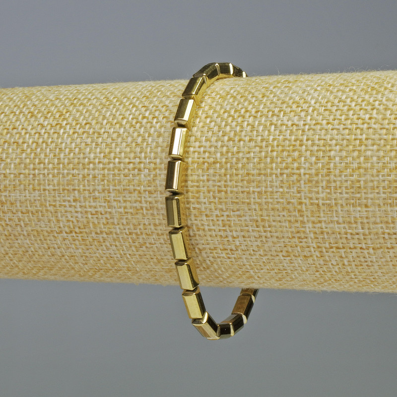 Браслет от хематит с правоъгълна форма, златист цвят, размер около 8×4 мм, дължина 18 см, еластична основа