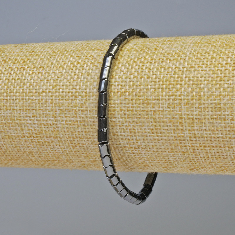 Гривна от хематит с цилиндрични зигзагообразни елементи, черен цвят, диаметър 4×4 мм, дължина 18 см ±, еластична основа