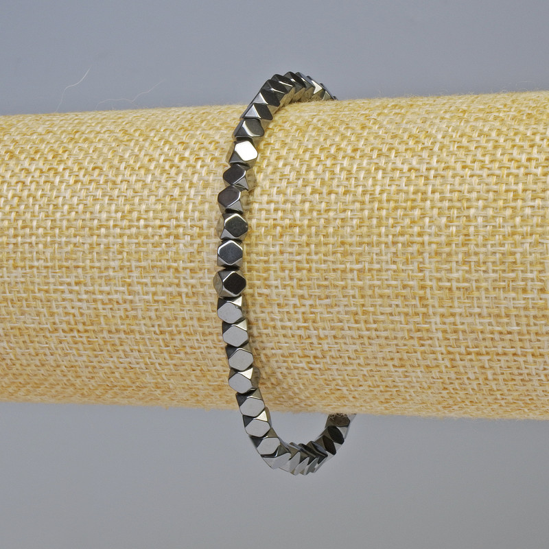 Браслет от хематит с многоъгълна форма, черен цвят, диаметър 4х4 мм, дължина 18 см, еластична основа