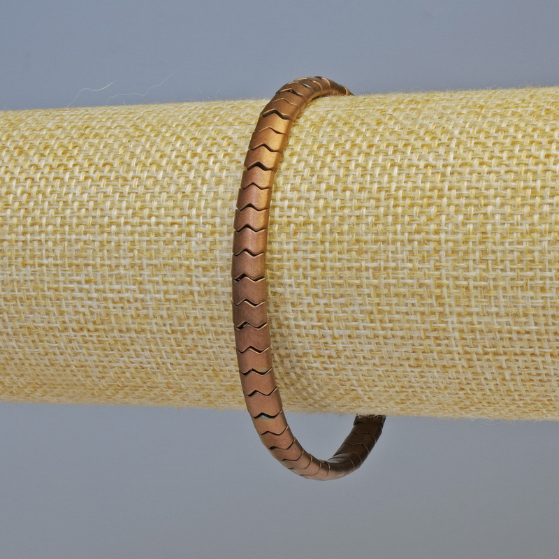 Гематитова гривна „Змийка“ в матов меден нюанс, диаметър 5x4x3 мм +/-, дължина 18 см +/-, еластична основа