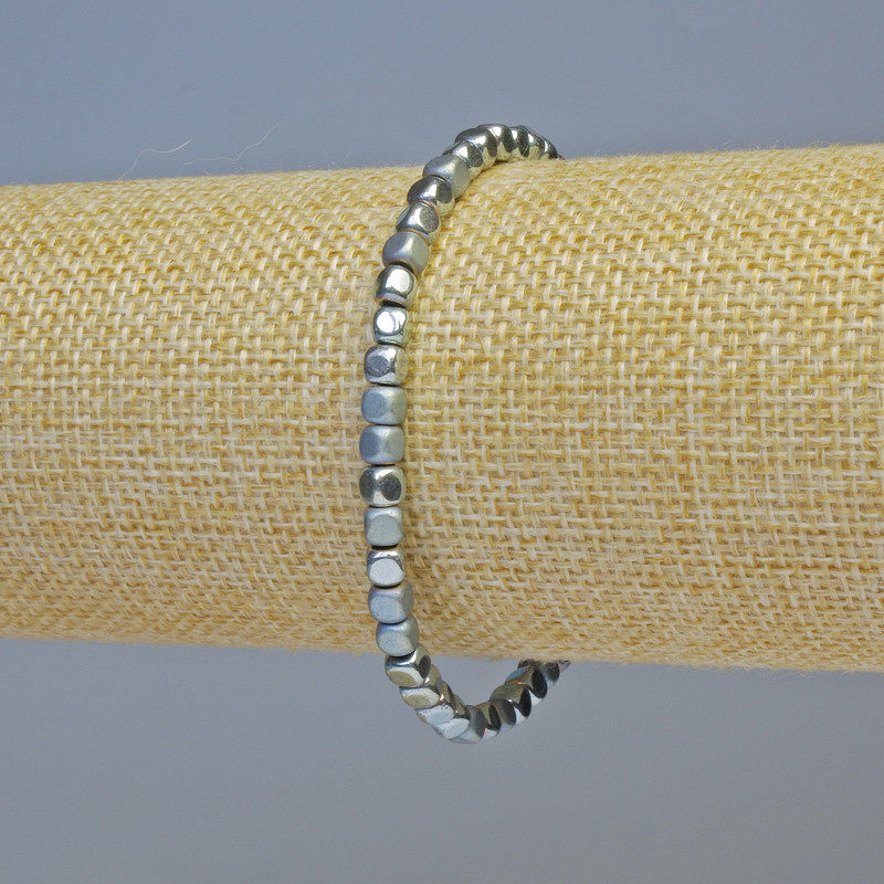 Гривна от гематит – кубчета в светлосиньо-сребрист нюанс, матова и лъскава, диаметър 4×4 мм, дължина 18 см, еластична основа