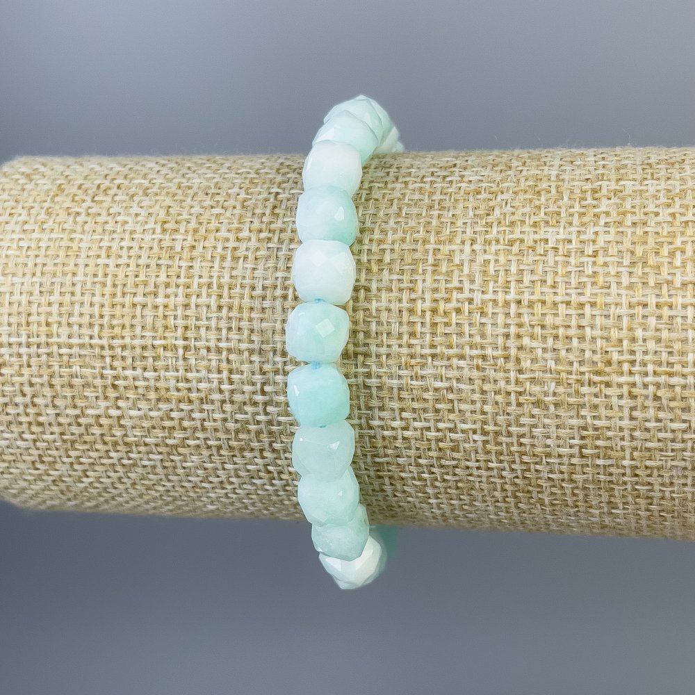 Гривна ангелит грановани кубчета, диаметър 7×7 мм, дължина 18 см +/- с еластична основа