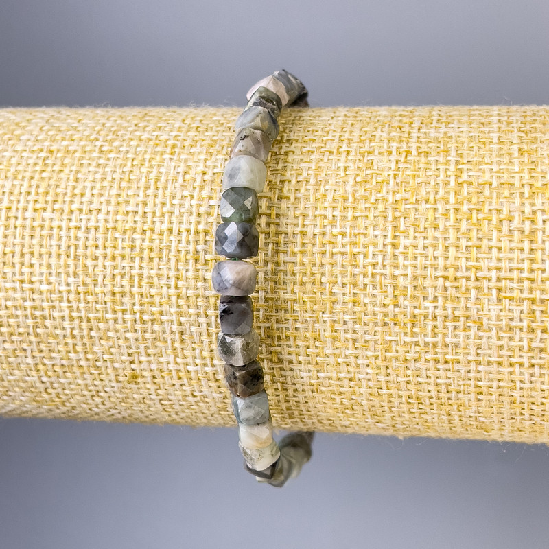 Гривна от смарагд с гранован куб, размер 5×5 мм, дължина 18 см, еластична основа