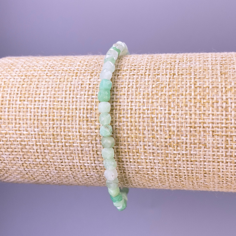 Гривна от смарагд, гранен кубик, диаметър 4×4 мм, дължина 18 см, еластична основа