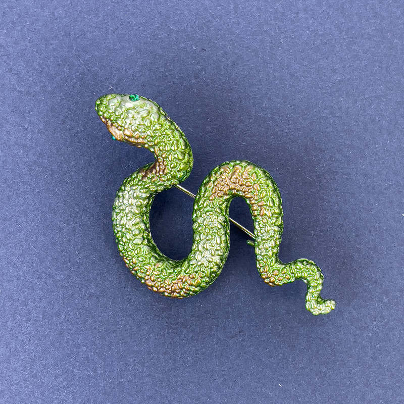 Брошка–висулка „Змия“ със светло-зелено емайл и зелени кристали, сребрист метал 30×55 мм +